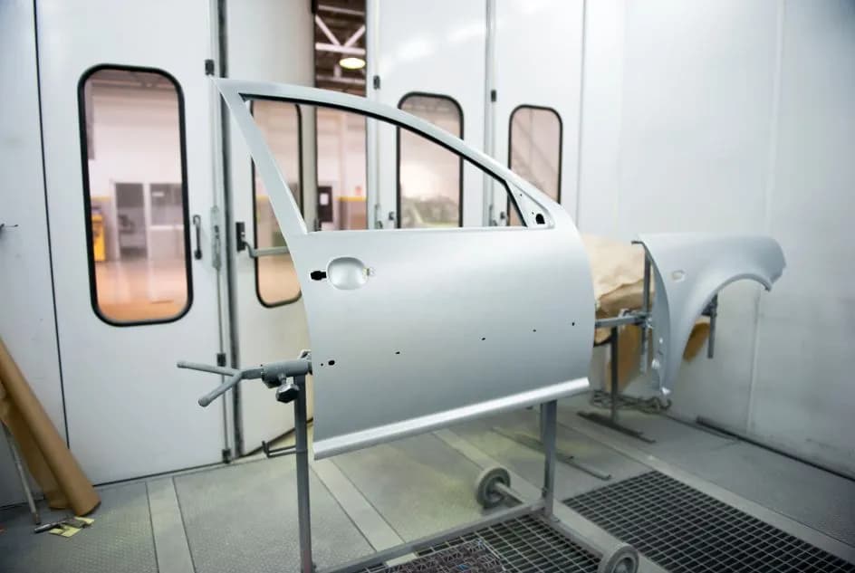 Jak skutecznie odtłuścić lakier samochodowy przed malowaniem, aby uniknąć problemów