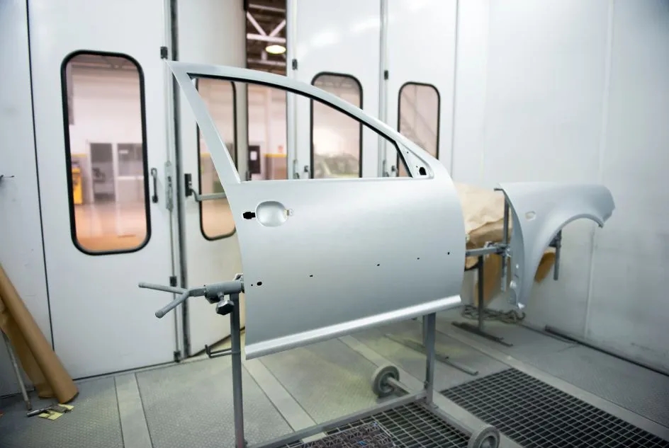 Jak skutecznie odtłuścić lakier samochodowy przed malowaniem, aby uniknąć problemów