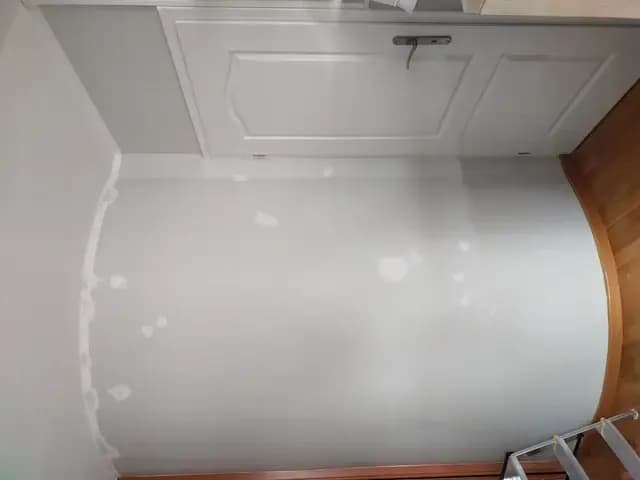 Jak wygładzić ściany po zerwaniu tapet i uniknąć problemów z malowaniem