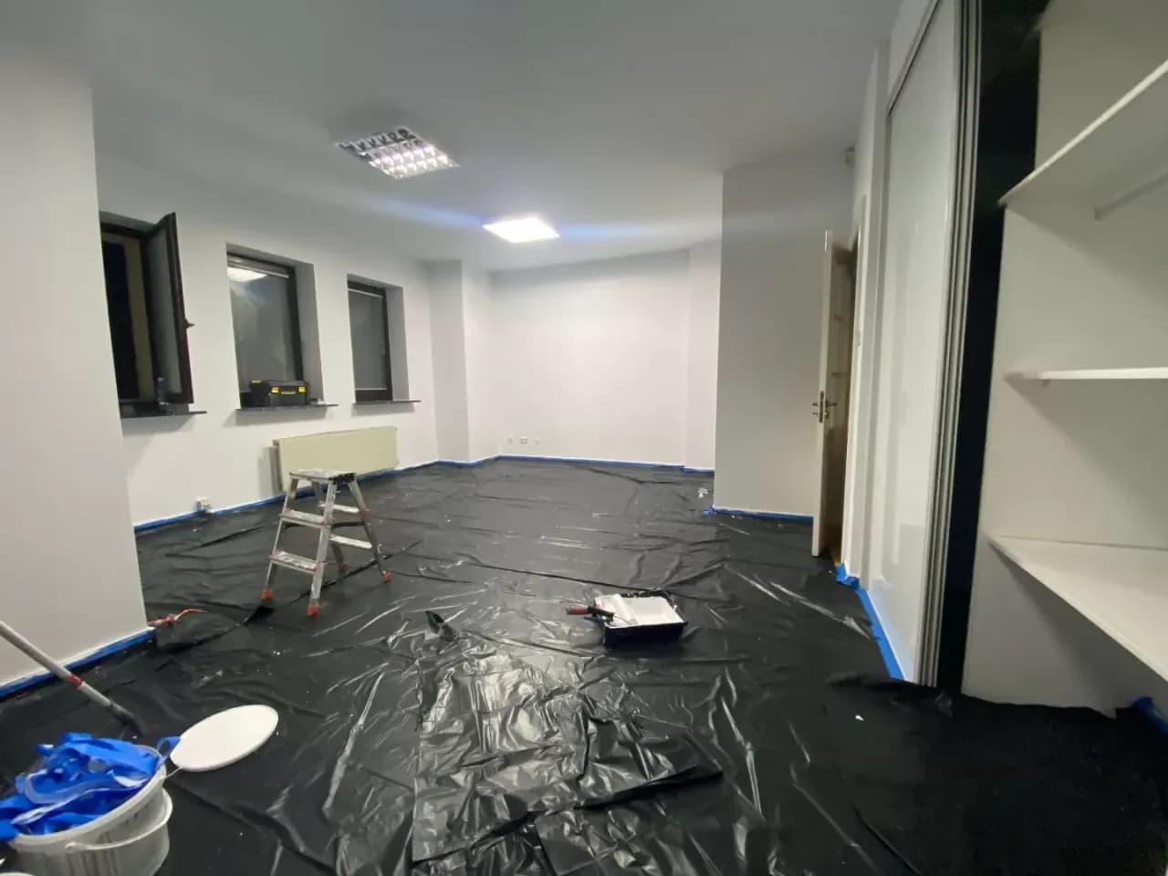 Ile kosztuje malowanie? Poznaj ceny i ukryte wydatki na usługi malarskie