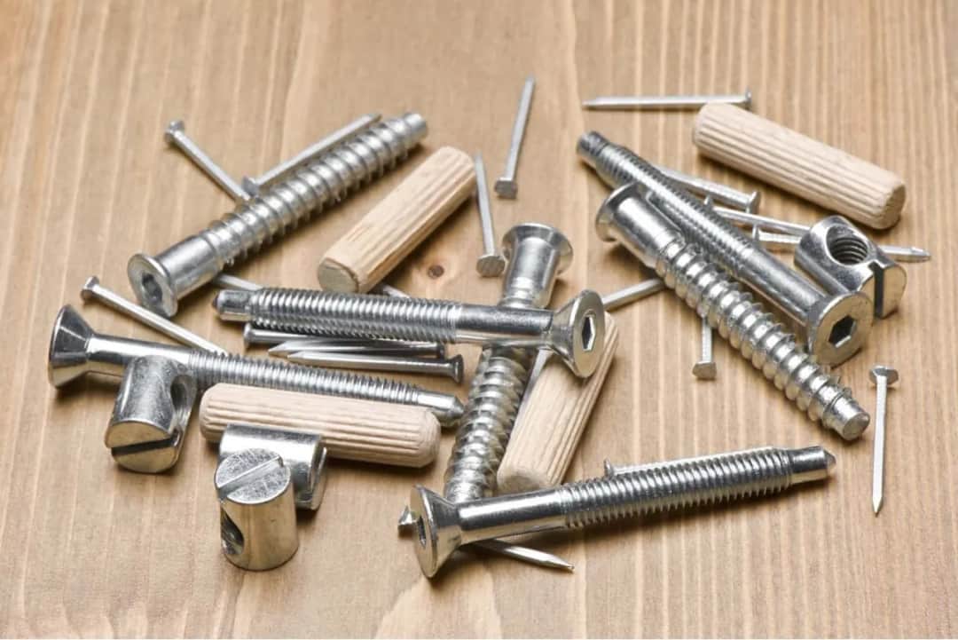 Jakie wkręty do skręcania mebli wybrać, aby uniknąć problemów?
