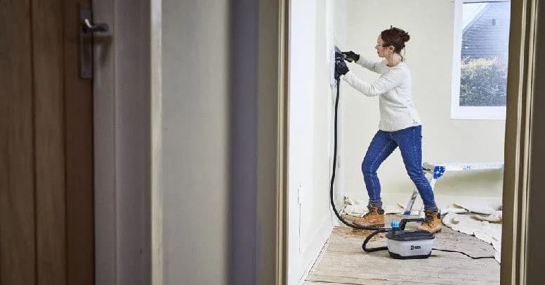 Jak ściągać tapety ze ścian: skuteczne metody bez zbędnego wysiłku